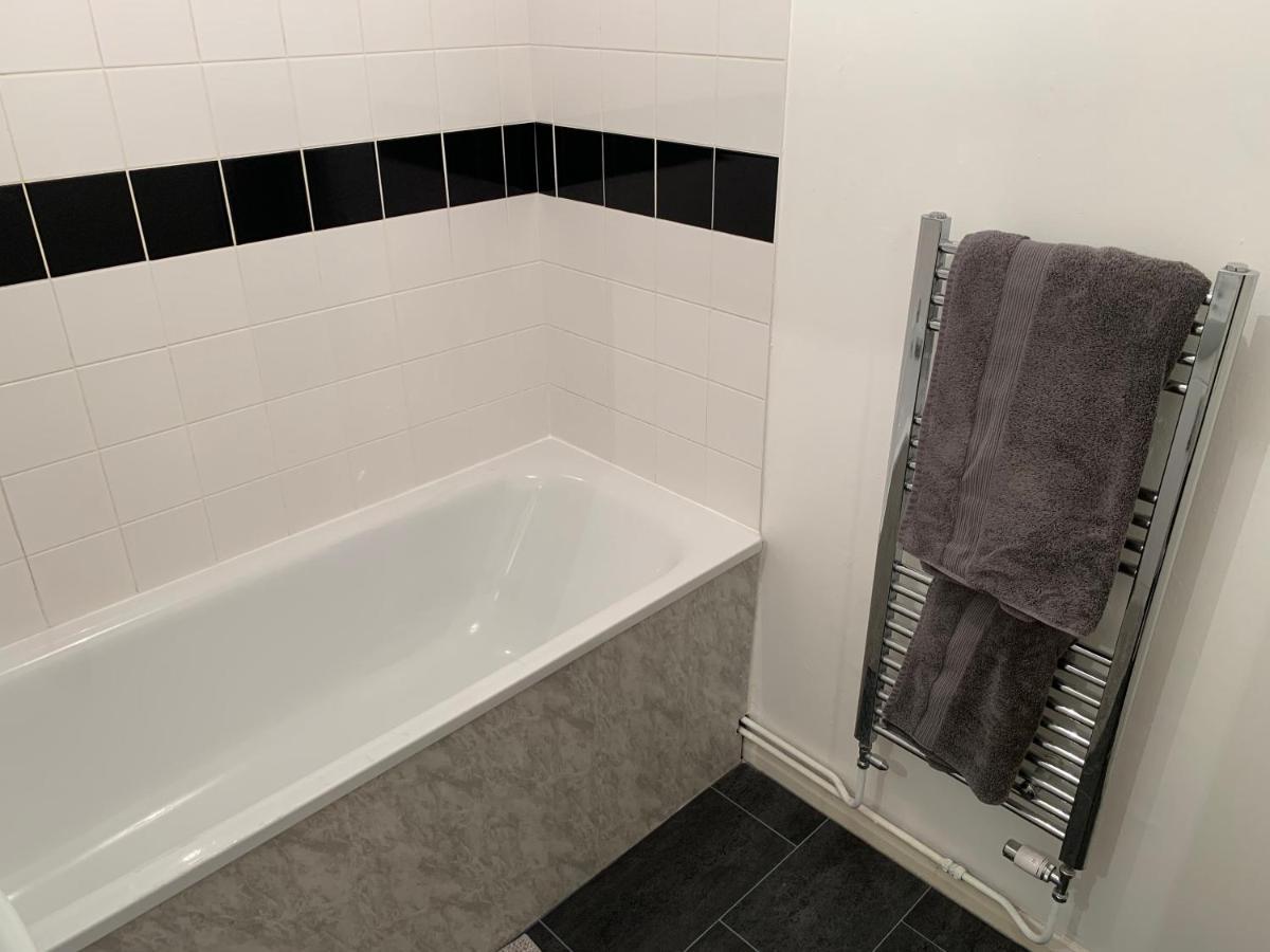 Modern Cosy Warm Home With Free Parking Челмсфорд Екстериор снимка