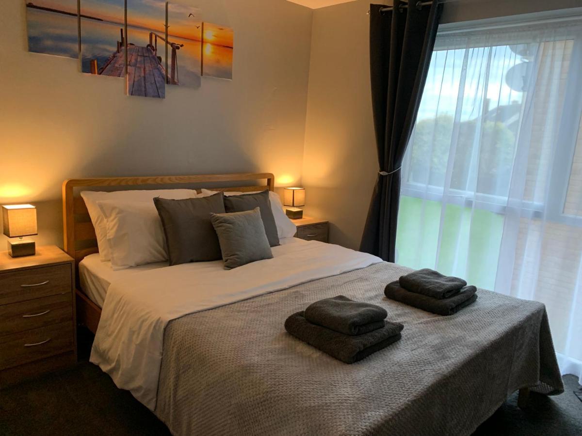 Modern Cosy Warm Home With Free Parking Челмсфорд Екстериор снимка